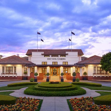 Hyatt Hotel Canberra - A Park Hyatt Hotel Extérieur photo The clubhouse at the Adelaide Golf Club