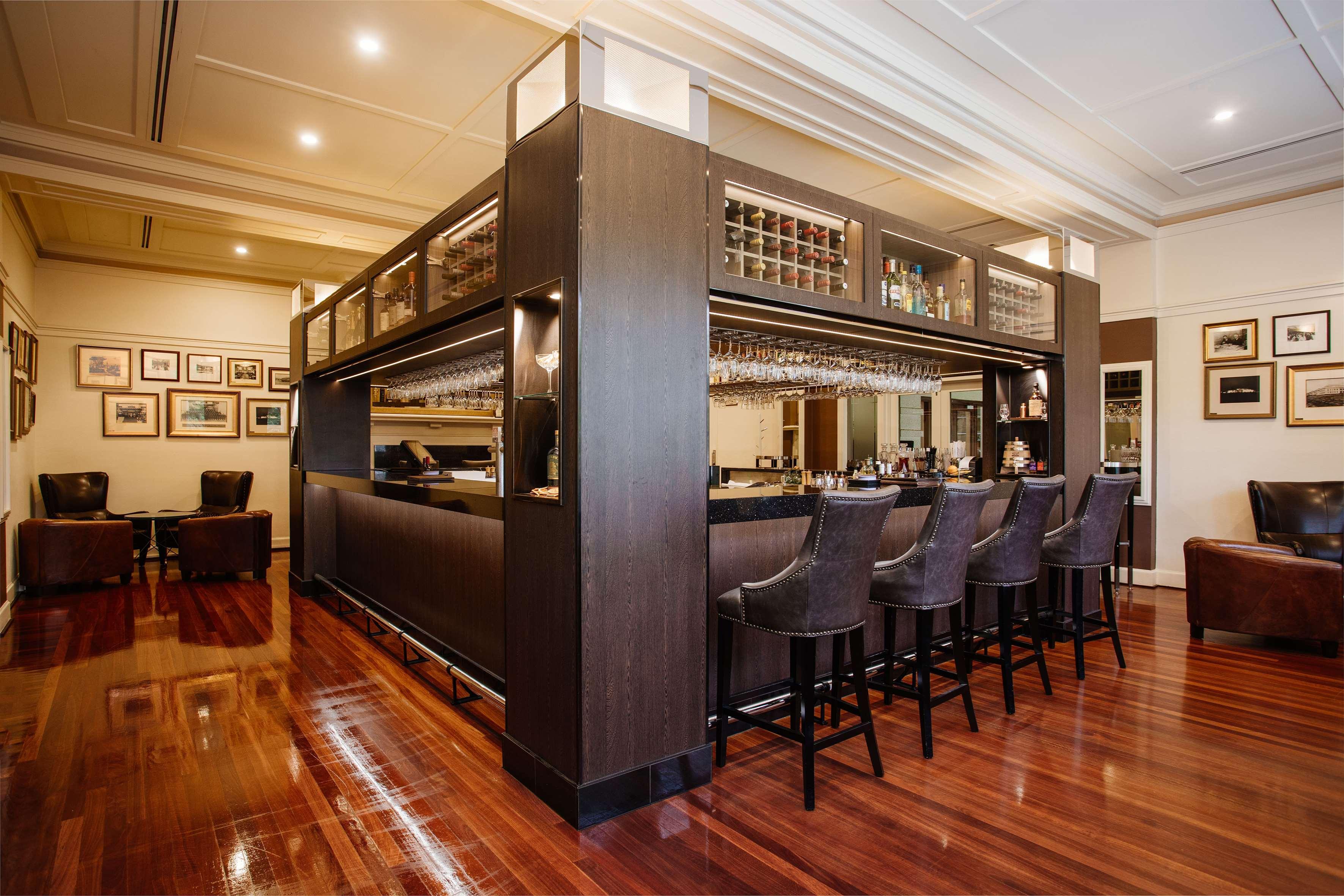 Hyatt Hotel Canberra - A Park Hyatt Hotel Extérieur photo The bar at the Qantas International Lounge