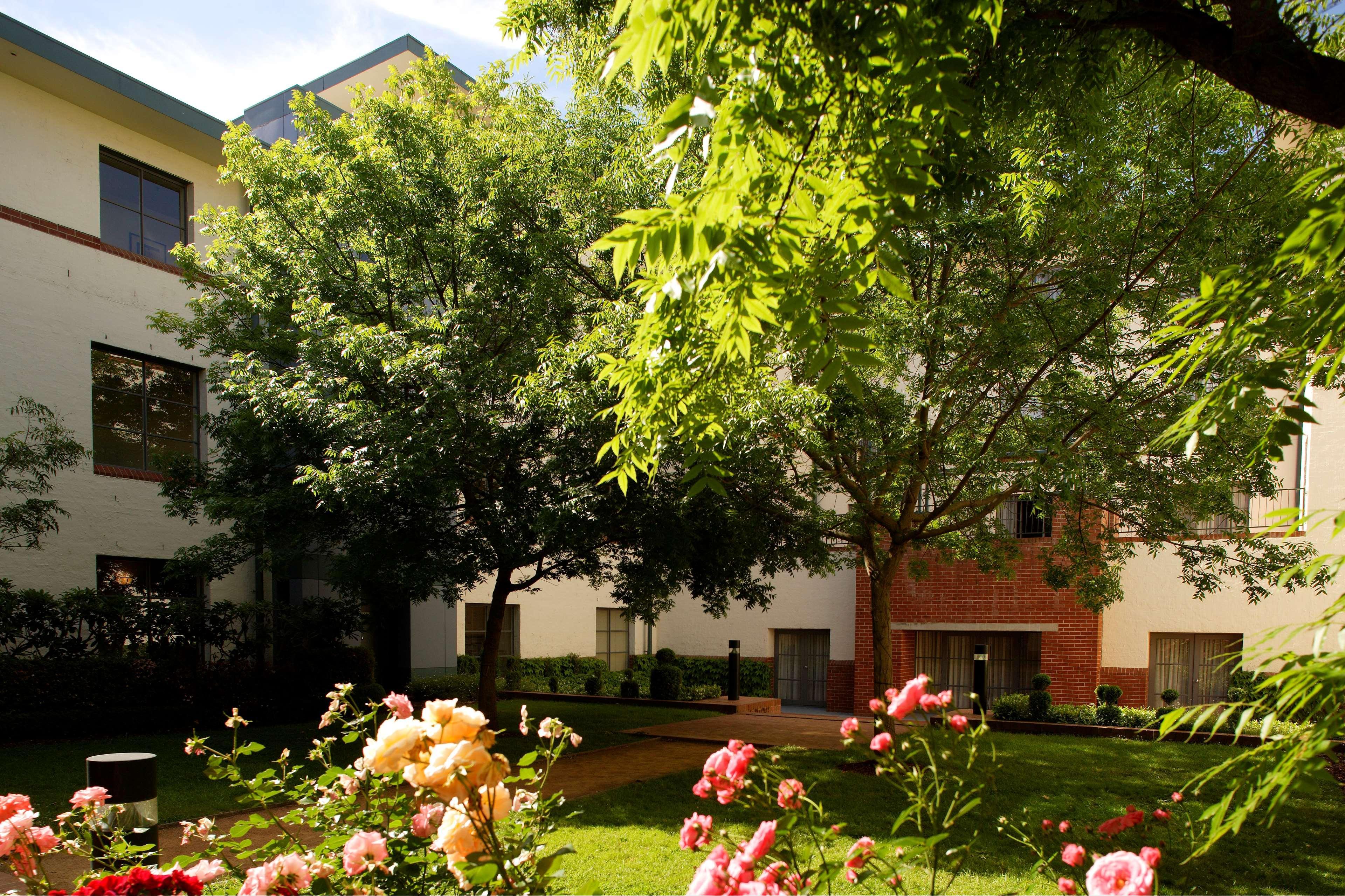 Hyatt Hotel Canberra - A Park Hyatt Hotel Extérieur photo The courtyard of the school