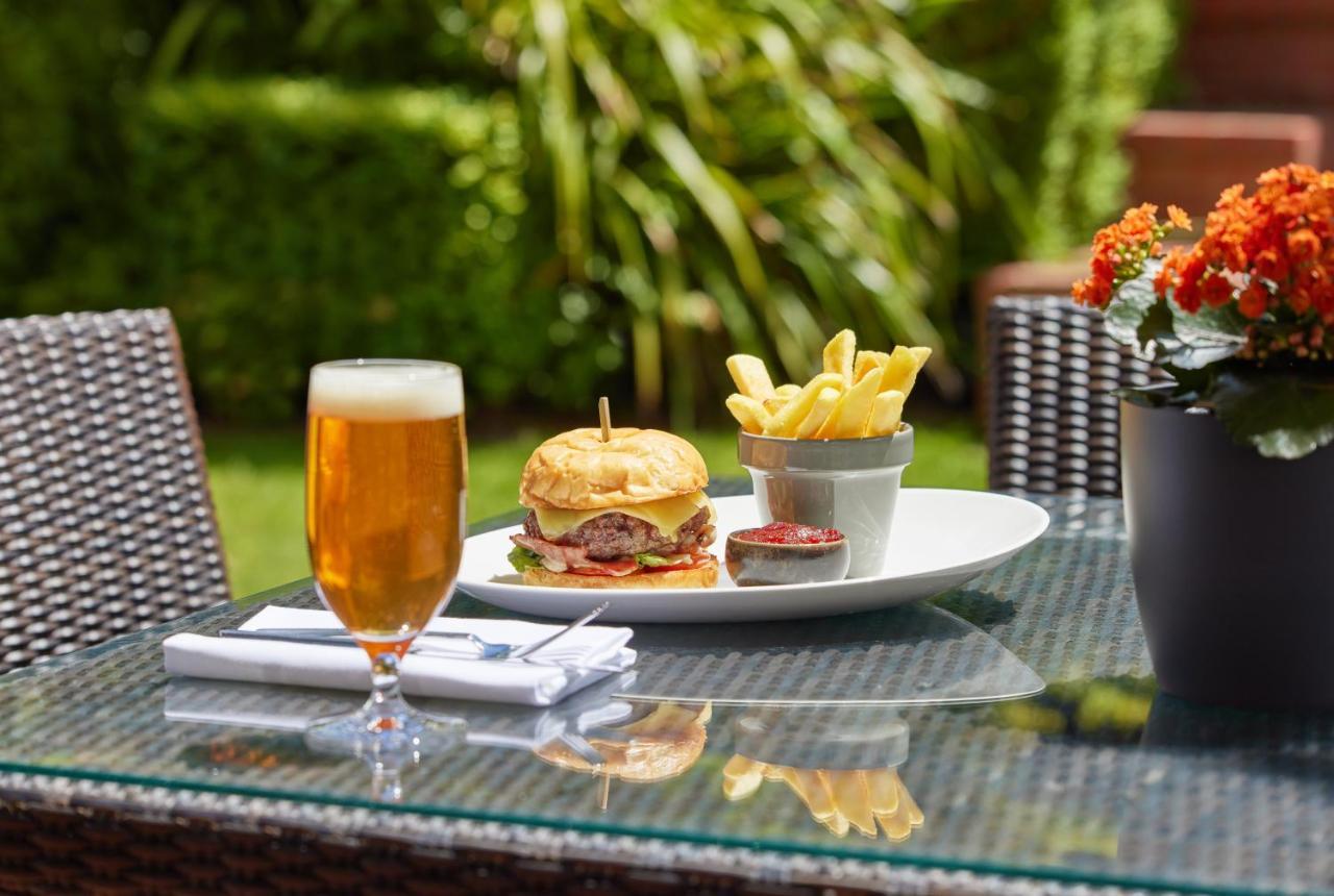 Hyatt Hotel Canberra - A Park Hyatt Hotel Extérieur photo A burger and chips served with a beer