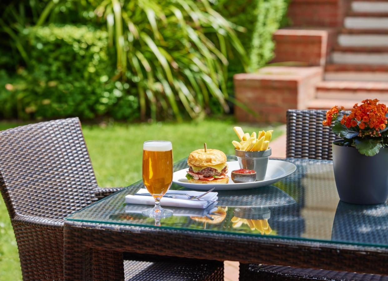 Hyatt Hotel Canberra - A Park Hyatt Hotel Extérieur photo A typical patio set
