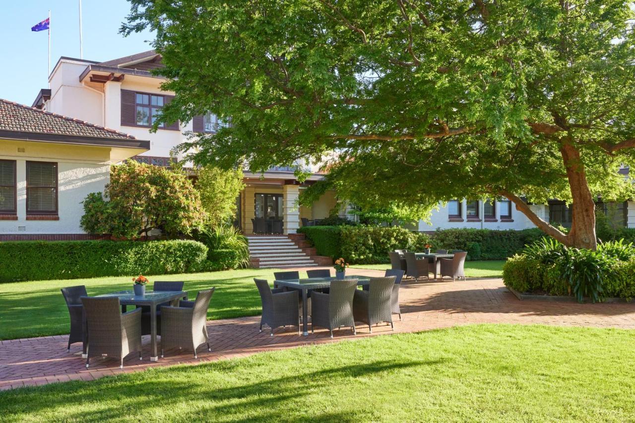 Hyatt Hotel Canberra - A Park Hyatt Hotel Extérieur photo The grounds of the Governor's residence