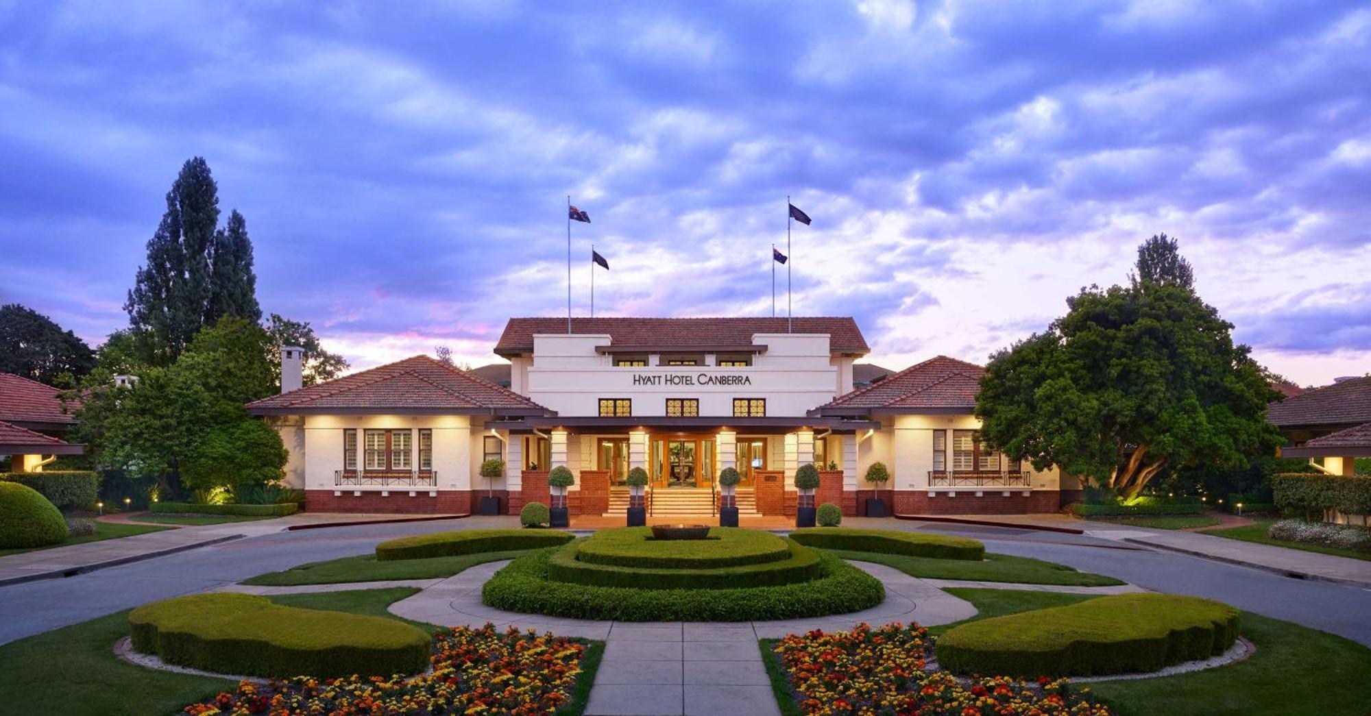 Hyatt Hotel Canberra - A Park Hyatt Hotel Extérieur photo The clubhouse at the Adelaide Golf Club